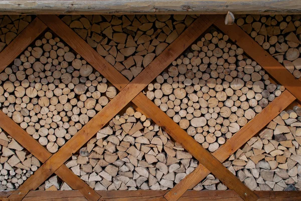 Firewood da parede, fundo de logs cortados secos da lenha em uma pilha — Fotografia de Stock