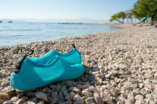 Zapatos de agua en la playa — Foto de Stock