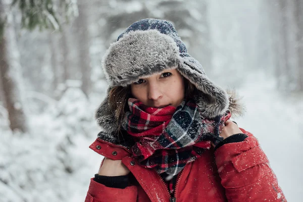 Winterporträt, junge Frau im Winterwald — Stockfoto