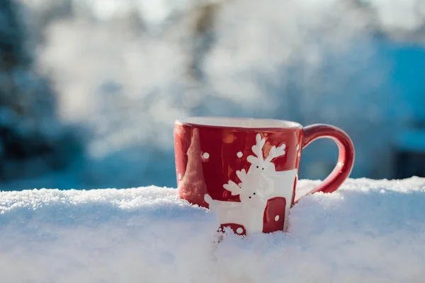 Tazza in stile natalizio sulla neve — Foto Stock
