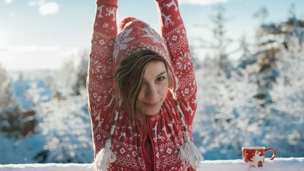 Morgenstrecke, unbeschwerte junge Frau auf schneebedecktem Balkon — Stockfoto