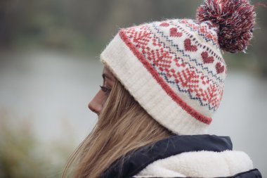 Yün şapka kadar kapatın