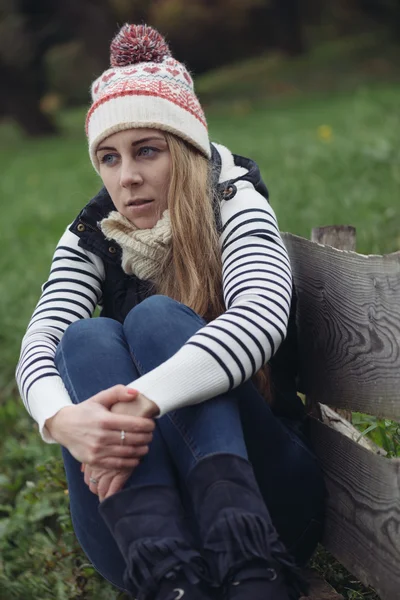 Casual woman resting outdoor — Stock Photo, Image