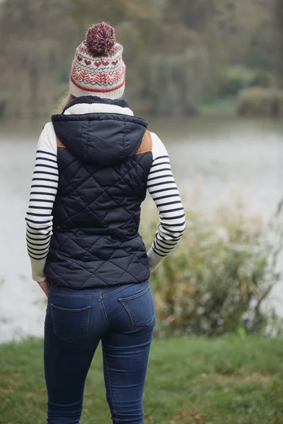 Unbekümmerte Frau posiert draußen — Stockfoto