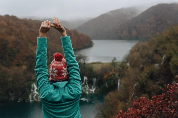 Carefree woman enjoy life outdoor — Φωτογραφία Αρχείου