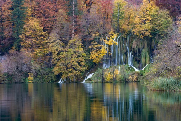 Осенний пейзаж и небольшой водопад — стоковое фото