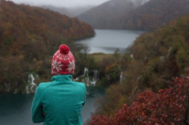 Sonbahar manzara izlemek kadın