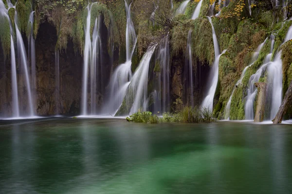 Осінній пейзаж і водоспад — стокове фото