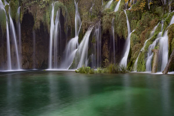 Paisaje otoñal y cascada — Foto de Stock