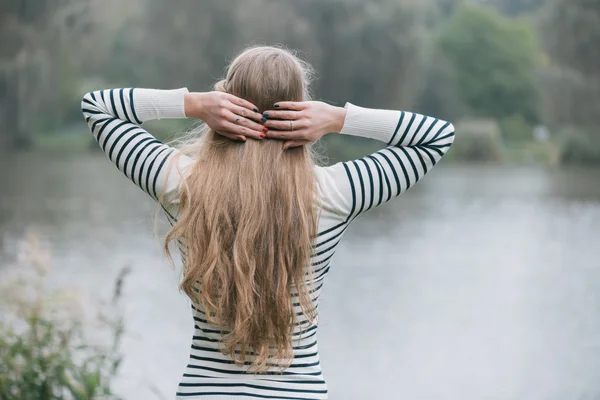 Vrouw genieten van het leven buiten — Stockfoto