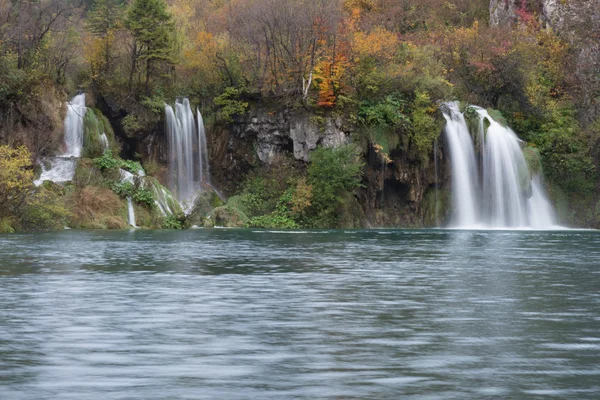 Autumn landscape and waterfall — Stock Photo, Image