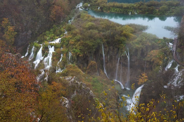 Осенний пейзаж и водопад — стоковое фото