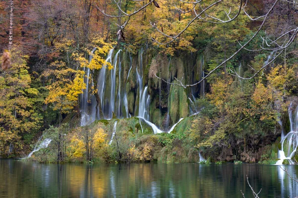 Autumn landscape and waterfall — Stock Photo, Image
