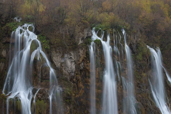 Paisaje otoñal y cascada — Foto de Stock