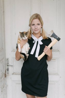 balta ve kedi ürpertici sarışın kadınla