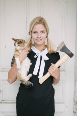 balta ve kedi ürpertici sarışın kadınla