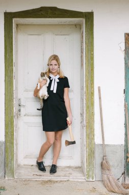 balta ve kedi ürpertici sarışın kadınla