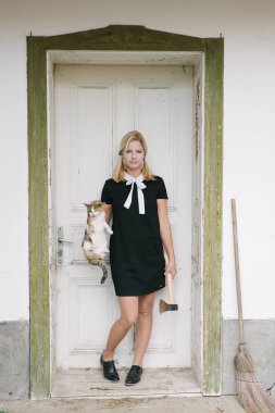 balta ve kedi ürpertici sarışın kadınla