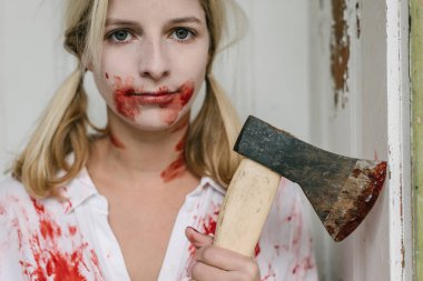 zombi kadın balta ile