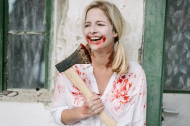 zombi kadın balta ile