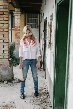 zombi kadın balta ile