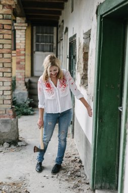 zombi kadın balta ile