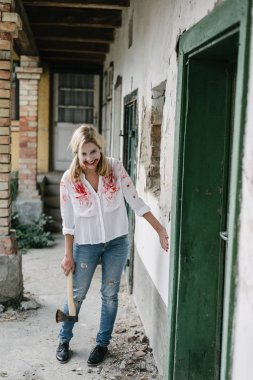 zombi kadın balta ile