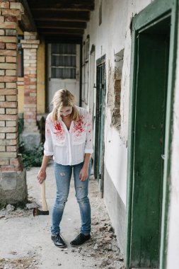 zombi kadın balta ile