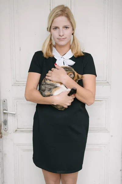 Gruselige blonde Frau mit Katze — Stockfoto