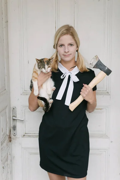 Gruselige blonde Frau mit Axt und Katze — Stockfoto