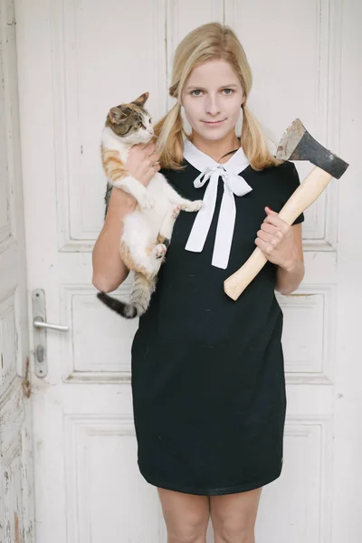 Mujer rubia espeluznante con hacha y gato — Foto de Stock