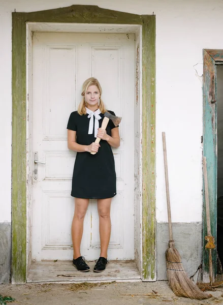 balta ve kedi ürpertici sarışın kadınla