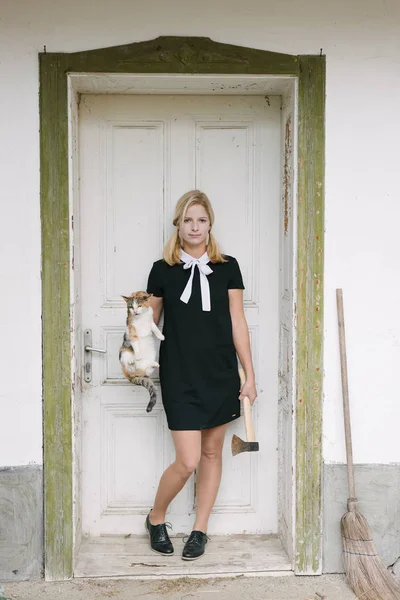 balta ve kedi ürpertici sarışın kadınla