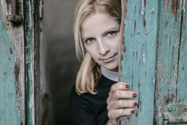 Creepy blond woman  behind vintage — Stock Photo, Image