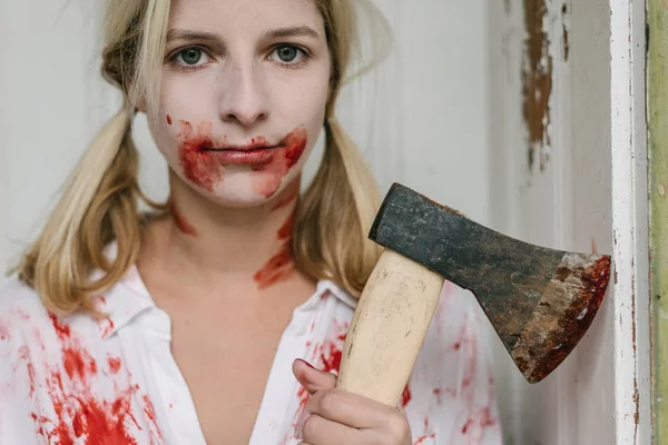Zombie vrouw met bijl — Stockfoto