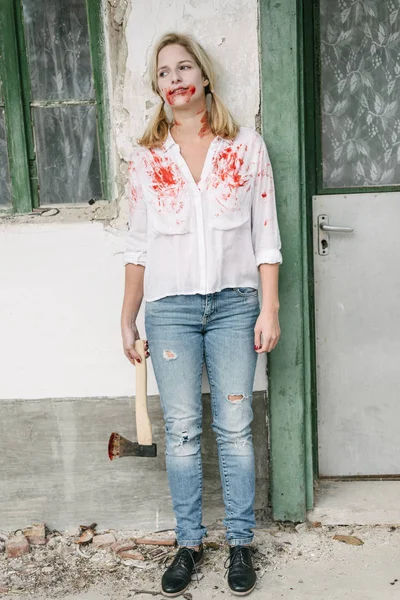 Zombie kvinna med yxa — Stockfoto