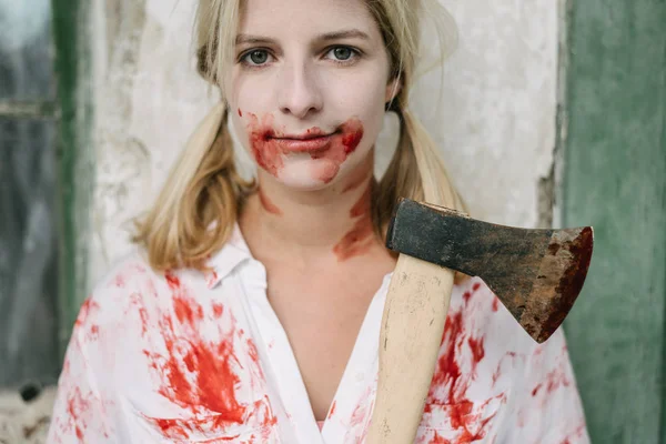 Zombie vrouw met bijl — Stockfoto