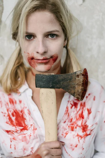 Zombie žena s axe — Stock fotografie