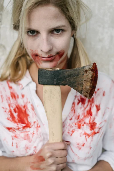 Mulher zumbi com machado — Fotografia de Stock