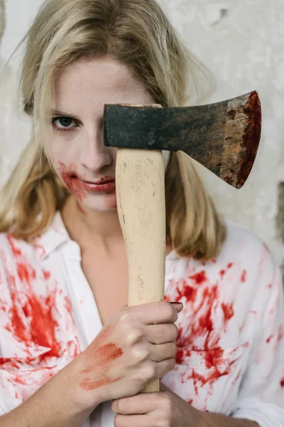Wanita zombie dengan kapak — Stok Foto