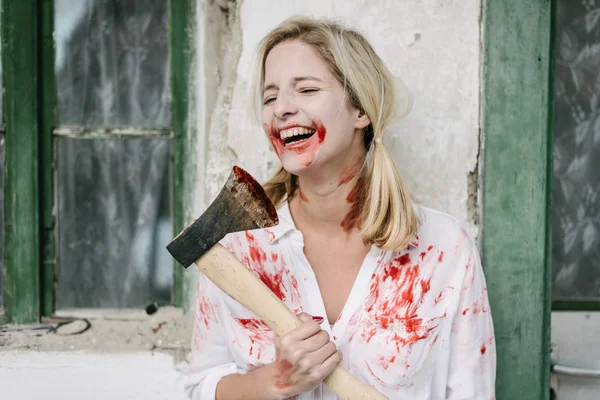 Zombie žena s axe — Stock fotografie