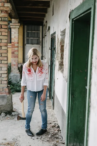 Zombie vrouw met bijl — Stockfoto