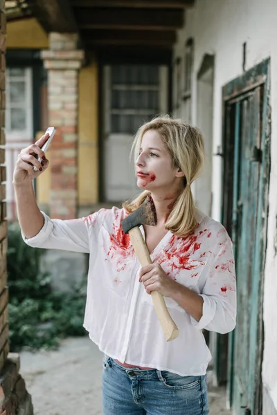 Zombie mujer tomando autorretrato — Foto de Stock