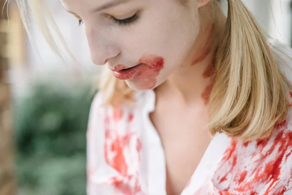 Zombie kvinna porträtt — Stockfoto