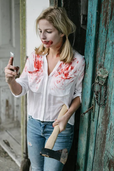 Женщина-зомби, снимающая автопортрет — стоковое фото