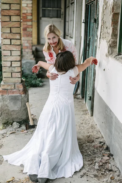 Mujer zombie y mujer fantasma — Foto de Stock