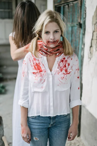 Mujer zombie y mujer fantasma — Foto de Stock