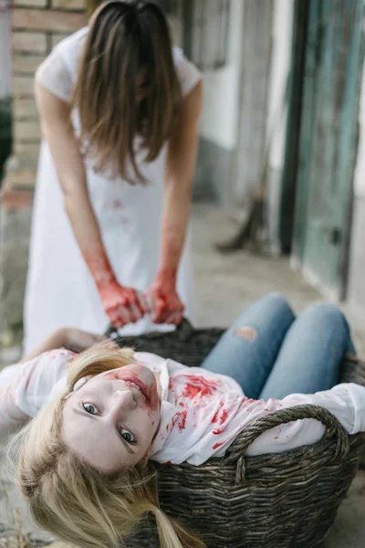 Zombie-Frau und Geisterfrau — Stockfoto