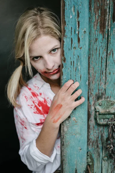 Ghost woman behind vintage door — Stock Photo, Image