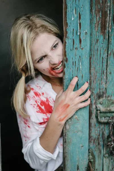 Mujer fantasma detrás de la puerta vintage — Foto de Stock